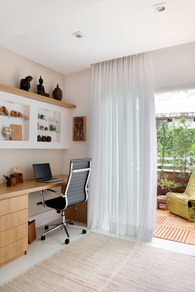 Couro, madeira e fibra compõem décor contemporâneo de cobertura de 130 m². Projeto de Travessa Arquitetura. Na foto, home office com porta de acesso para varanda.