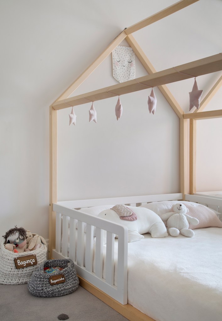 Décor minimalista, luz natural e ambientes integrados marcam apê de 350 m². Projeto de Arkitekt Associados. Na foto, quarto infantil no estilo montessoriano.
