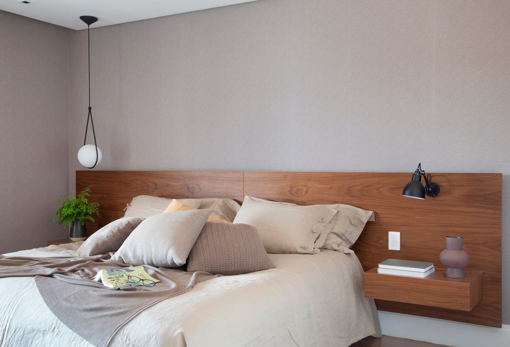Décor minimalista, luz natural e ambientes integrados marcam apê de 350 m². Projeto de Arkitekt Associados. Na foto, quarto de casal com cabeceira de madeira e pendentes.