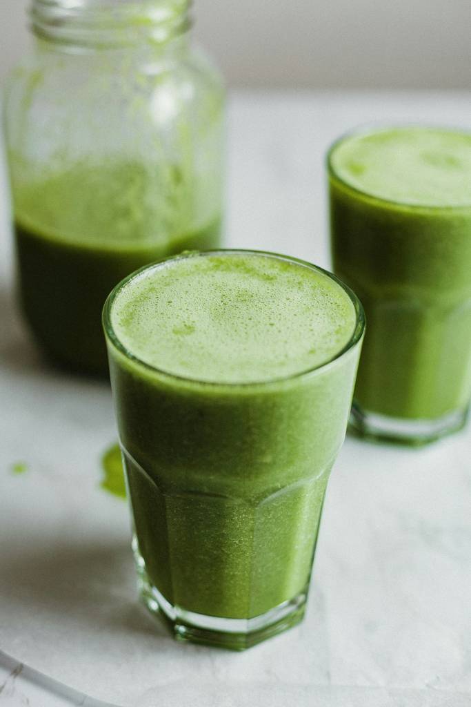 dia-da-ressaca-receitas-faxina-no-organismo-alex-lvrs-unsplash Dia da Ressaca: 4 receitas para dar aquela “faxina” no organismo. Na foto, suco verde.