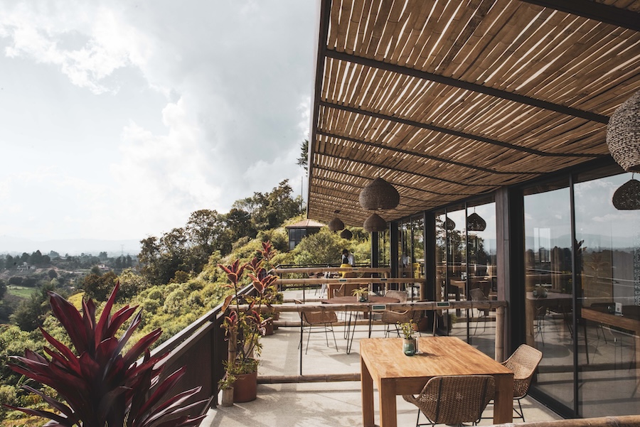 Hotel sustentável na Colômbia tem área de reflorestamento e permacultura. Na foto, varanda de cabana.
