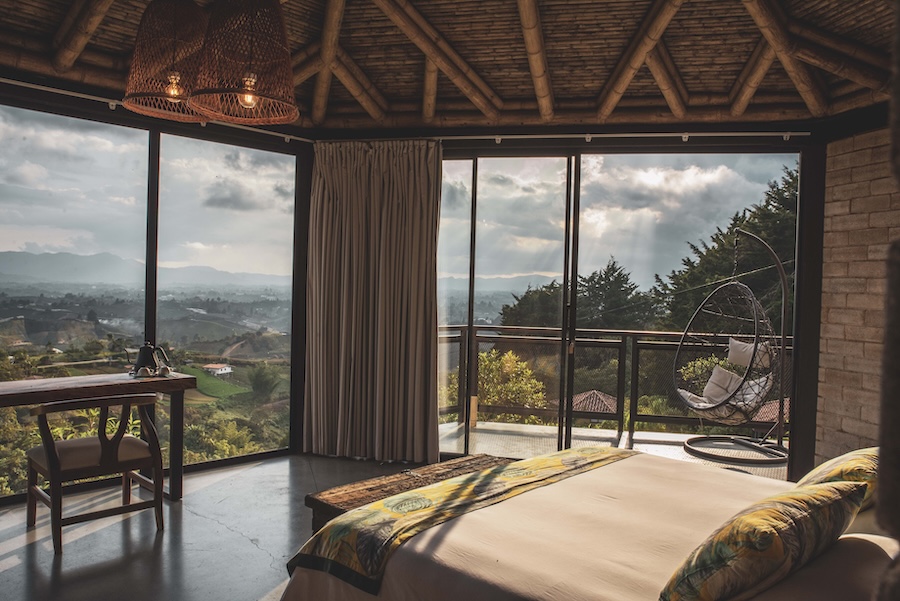 Hotel sustentável na Colômbia tem área de reflorestamento e permacultura. Na foto, cabana com vista e cama de casal.