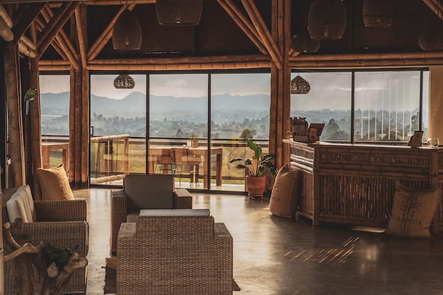 Hotel sustentável na Colômbia tem área de reflorestamento e permacultura. Na foto, interior de cabana com vidta.