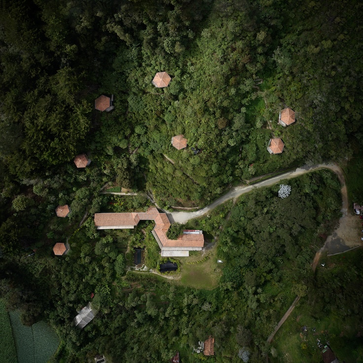 Hotel sustentável na Colômbia tem área de reflorestamento e permacultura. Na foto, vista aérea da pousada.