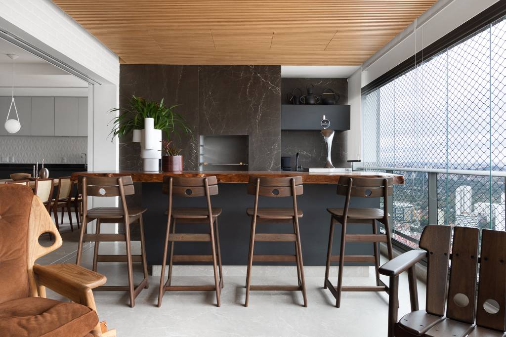 linguagem-neutra-atemporal-decor-apartamento-140-m2-mnbr-arquitetos-credito-alexandre=disanaro (11) Linguagem neutra e atemporal definem o décor de apartamento de 140 m². Projeto MNBR Arquitetos. Na foto, varanda com churrasqueira e gourmet.
