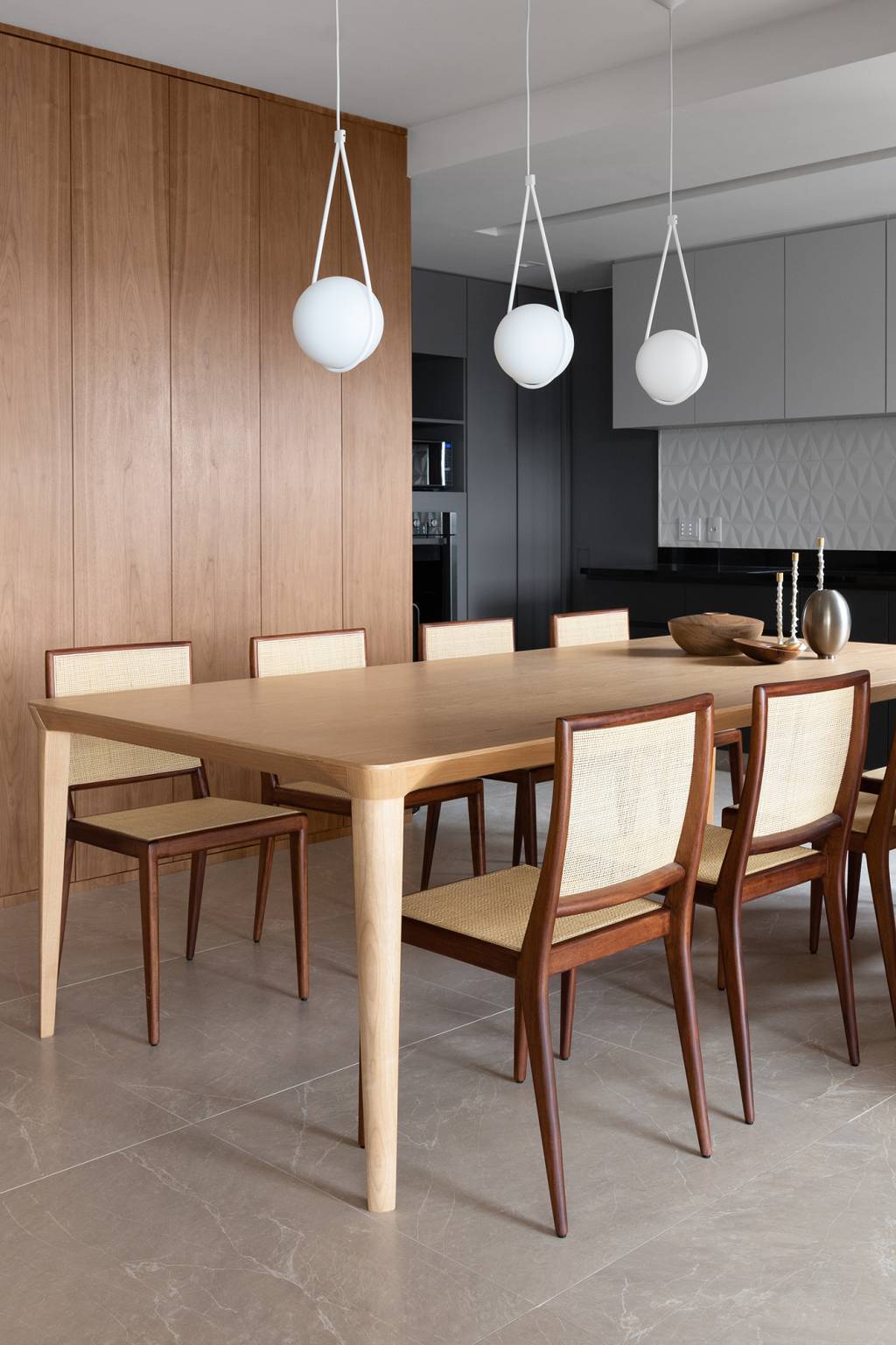 linguagem-neutra-atemporal-decor-apartamento-140-m2-mnbr-arquitetos-credito-alexandre=disanaro (13) Linguagem neutra e atemporal definem o décor de apartamento de 140 m². Projeto MNBR Arquitetos. Na foto, sala de jantar com mesa de madeira e pendentes.
