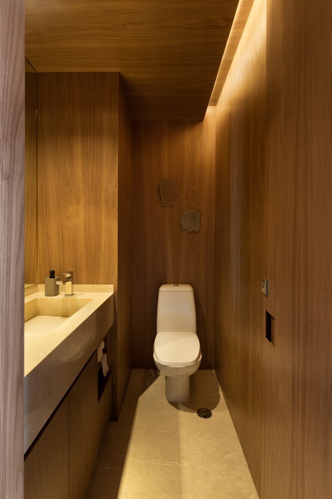 Linguagem neutra e atemporal definem o décor de apartamento de 140 m². Projeto MNBR Arquitetos. Na foto, lavabo com cuba esculpida.