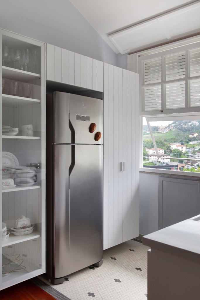 Descubra microapê rococó de apenas 30 m² no hotel-cassino Quitandinha. Projeto de Manuela Fleck. Na foto, cozinha pequena com marcenaria branca.