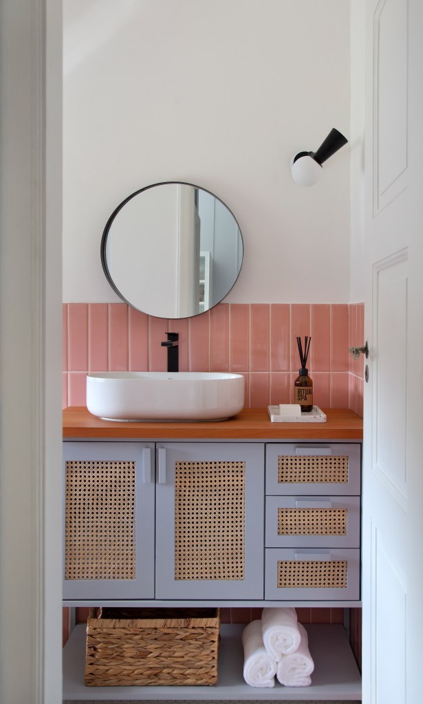 Descubra microapê rococó de apenas 30 m² no hotel-cassino Quitandinha. Projeto de Manuela Fleck. Na foto, banheiro com azulejos rosas, cuba solta, metais pretos e espelho redondo.
