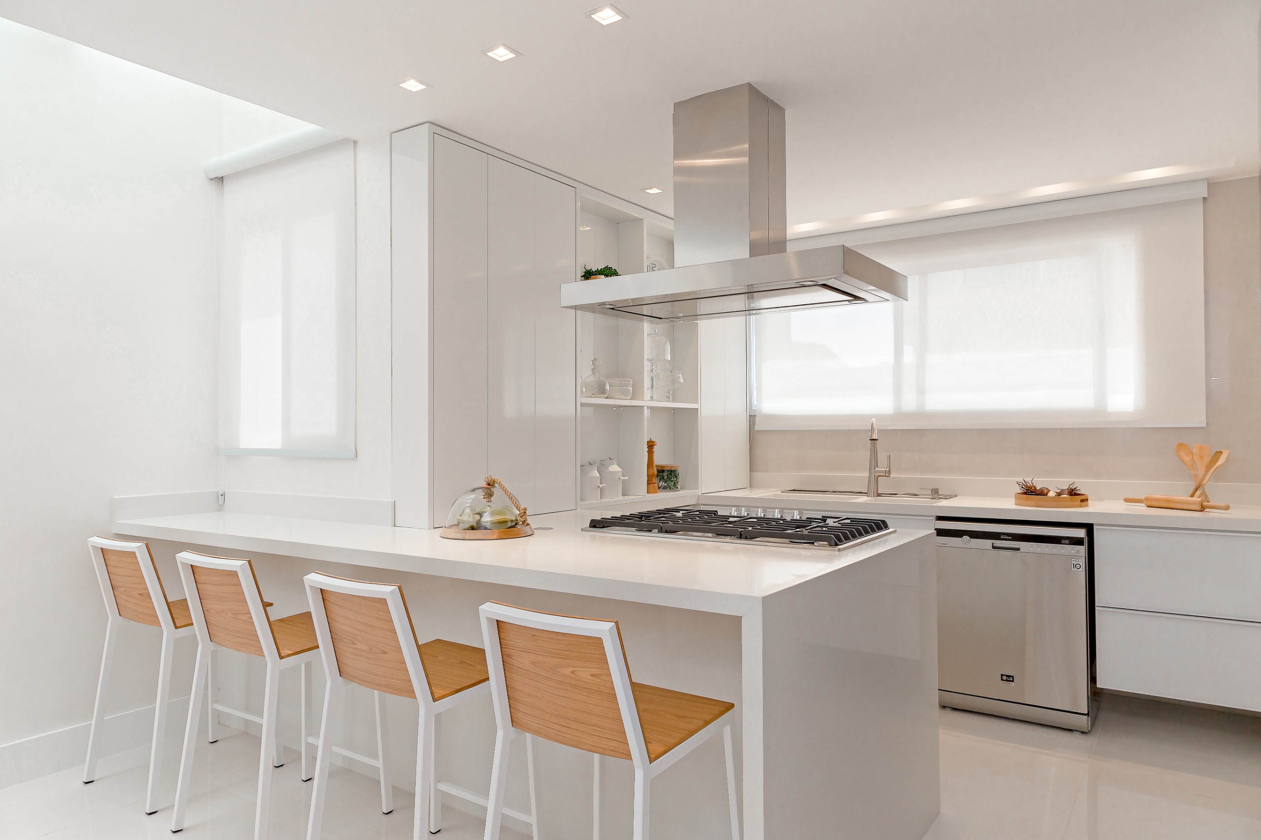Pastilhas de inox e tons neutros marcam o décor desta casa de 410 m², Projeto de Mari Coelho. Na foto. cozinha com marcenaria branca e bancada.