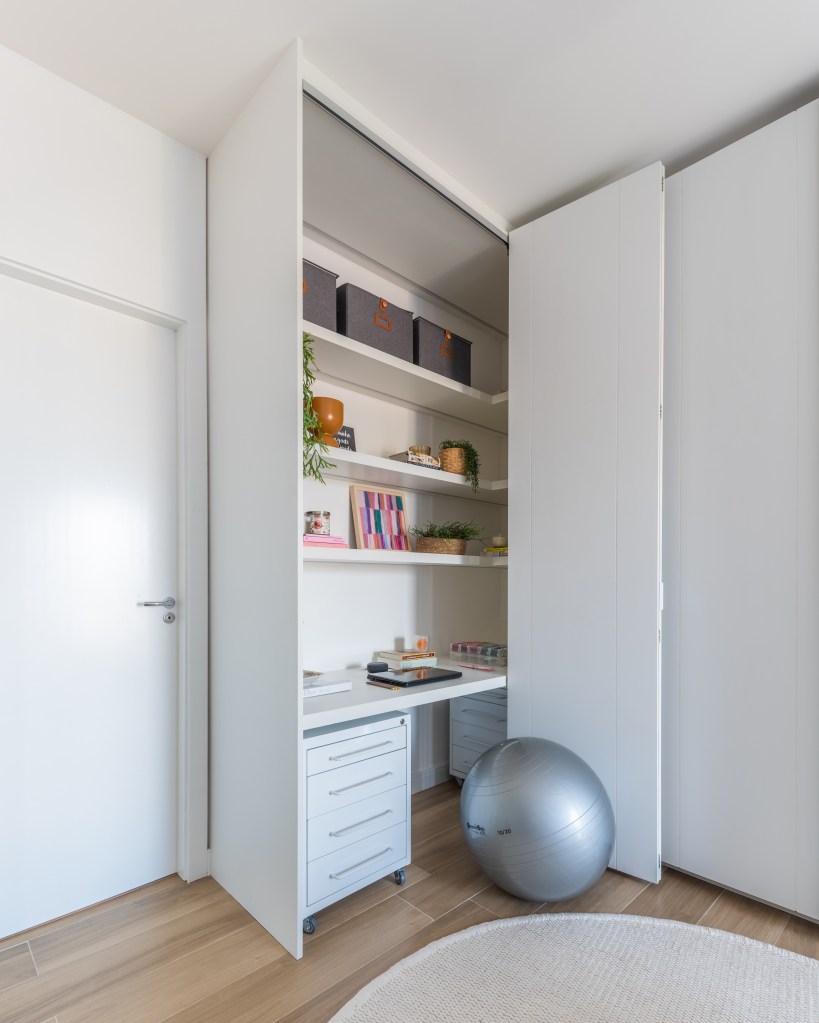 5 projetos com 5 soluções de arquitetura para espaços pequenos. Projeto de Studio Guadix. Na foto, quarto com cloffice em armário branco.