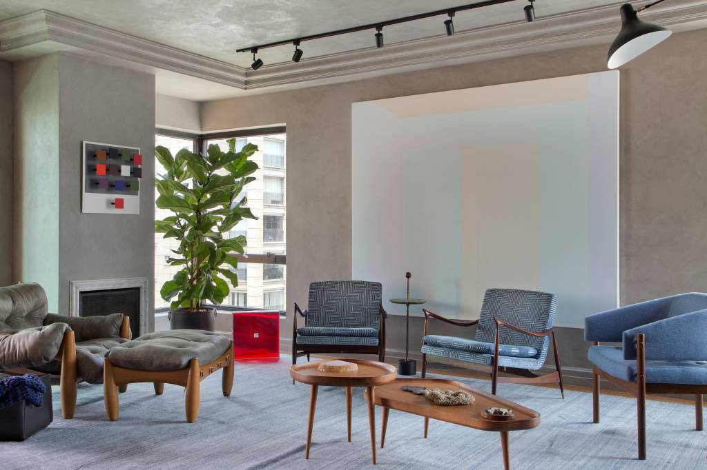Quadros e cores dão personalidade e charme à apê reformado em 60 dias. Projeto de Ar.Kitekt Associados. Na foto, sala de estar, planta ficus, poltronas, trilho de spots.