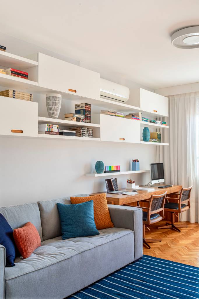 quarto-ape-grande-painel-freijo-natural-laminas-diagonais-cristina-bezamat-25-quarto-home-office Quarto deste apê tem grande painel de freijó natural com lâminas diagonais. Projeto de Cristina Bezamat. Na foto, quarto de hóspedes com home office duplo.