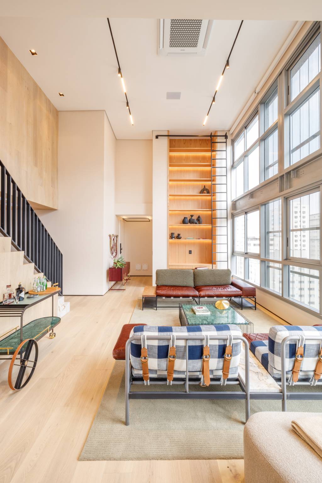 Reforma em apê cria cozinha vermelha e adega de vinhos na escada