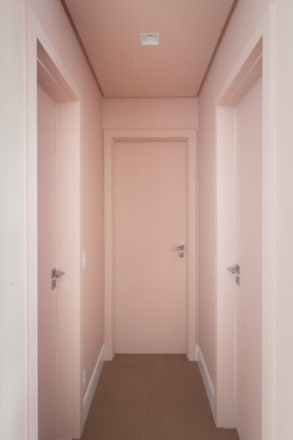 Rosa no décor: inspirações de home offices, cozinhas, quartos e banheiros! Projeto de Mari Milani. Na foto, corredor com paredes rosa claras.