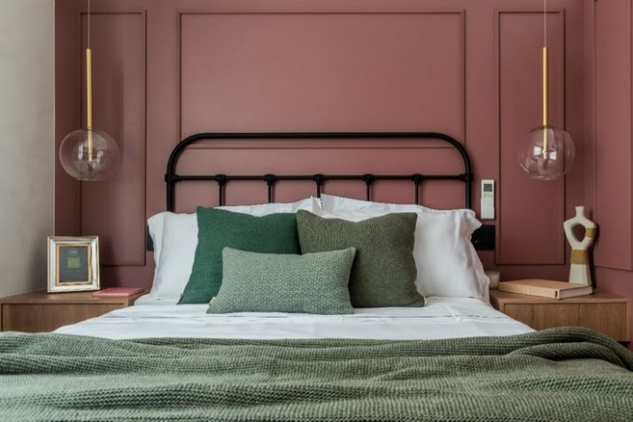 Rosa no décor: inspirações de home offices, cozinhas, quartos e banheiros! Projeto de Mari Milani. Na foto, quarto de casal, parede rosa em tonalidade escura, bosieries.