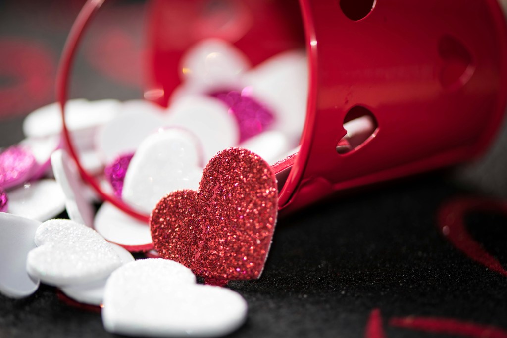 5 simpatias para atrair um amor no Carnaval. Na foto, coração pequeno vermelho com glitter