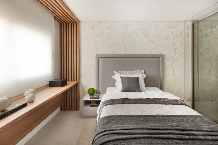 Sofá verde inspira a paleta de cores deste apartamento com décor clássico