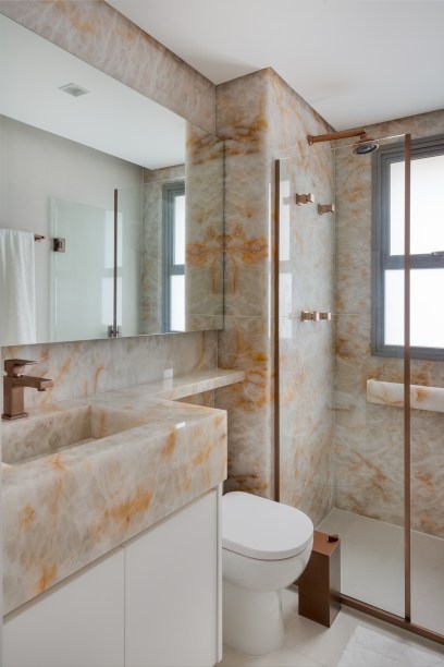 Sofá verde inspira a paleta de cores deste apartamento com décor clássico
