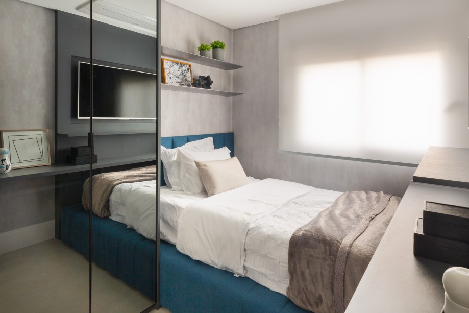 Sofá verde inspira a paleta de cores deste apartamento com décor clássico