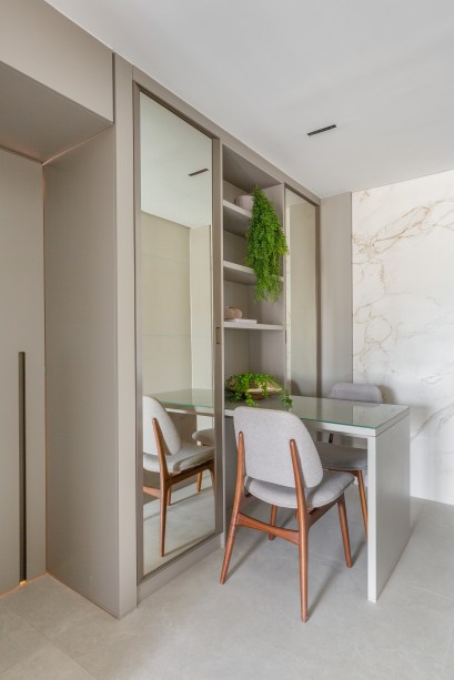 Sofá verde inspira a paleta de cores deste apartamento com décor clássico