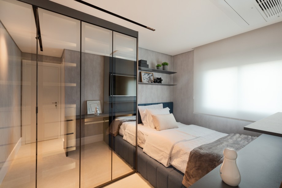 Sofá verde inspira a paleta de cores deste apartamento com décor clássico