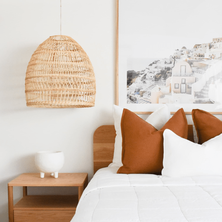 Tecnologia em UD, flores permanentes e rattan são tendências na ABCasa. Na foto, quarto com luminária de rattan.