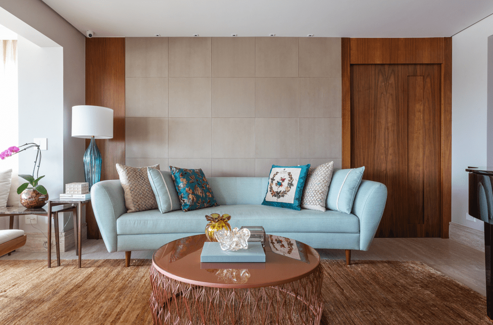 Traga mais estilo e personalidade ao décor com sofás coloridos. Projeto de Dantas & Passos. Na foto, sala de estar com sofá azul claro, mesa de centro.