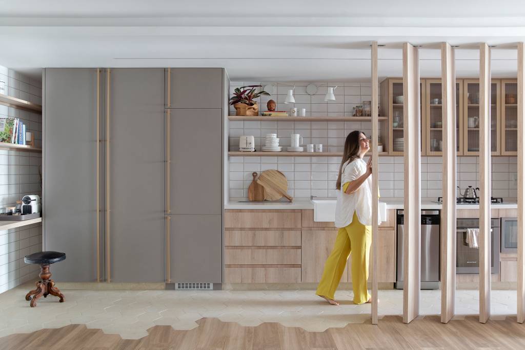 Apê clean de 93 m² tem cuba farm sink, espelho giratório, brises e lambris