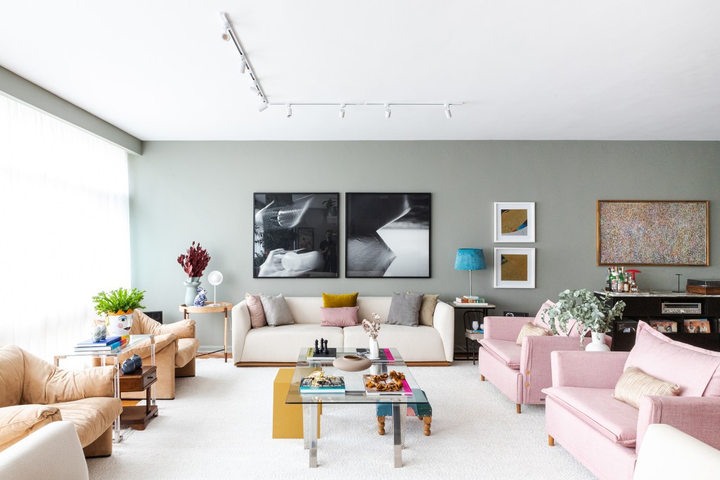 Apê dos anos 1960 ganha personalidade com garimpos e cores. Projeto de Renata Patelli, Na foto, sala de estar com poltronas, quadros e tapete.