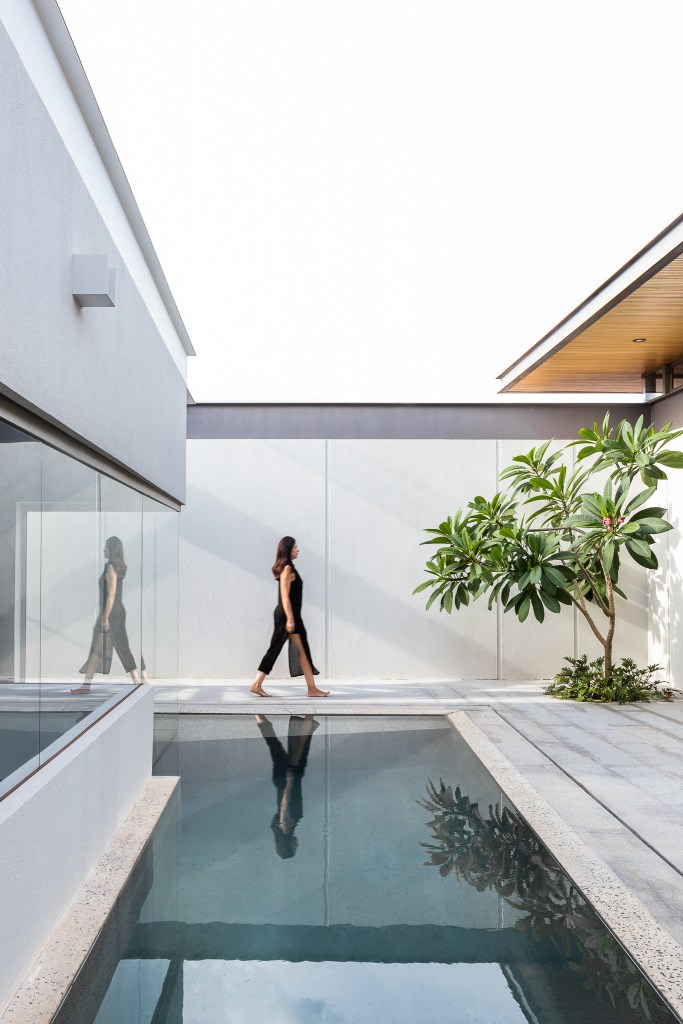 Casa de 168 m² em terreno triangular possui duas partes com usos distintos. Projeto de Studio Porto. Na foto, varanda com piscina.