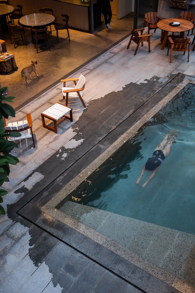 Casa de 168 m² em terreno triangular possui duas partes com usos distintos. Projeto de Studio Porto. Na foto, varanda com piscina.