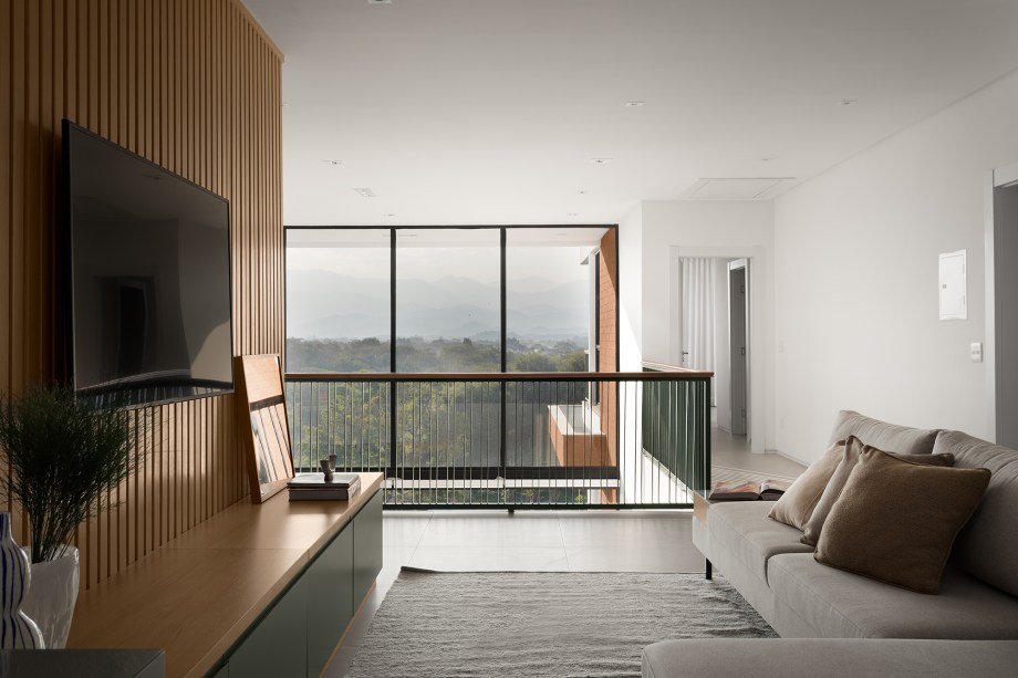 Casa de 435 m² com vista para a Serra possui piscina em formato diagonal