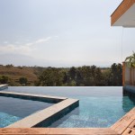 Casa de 435 m² com vista para a Serra possui piscina em formato diagonal