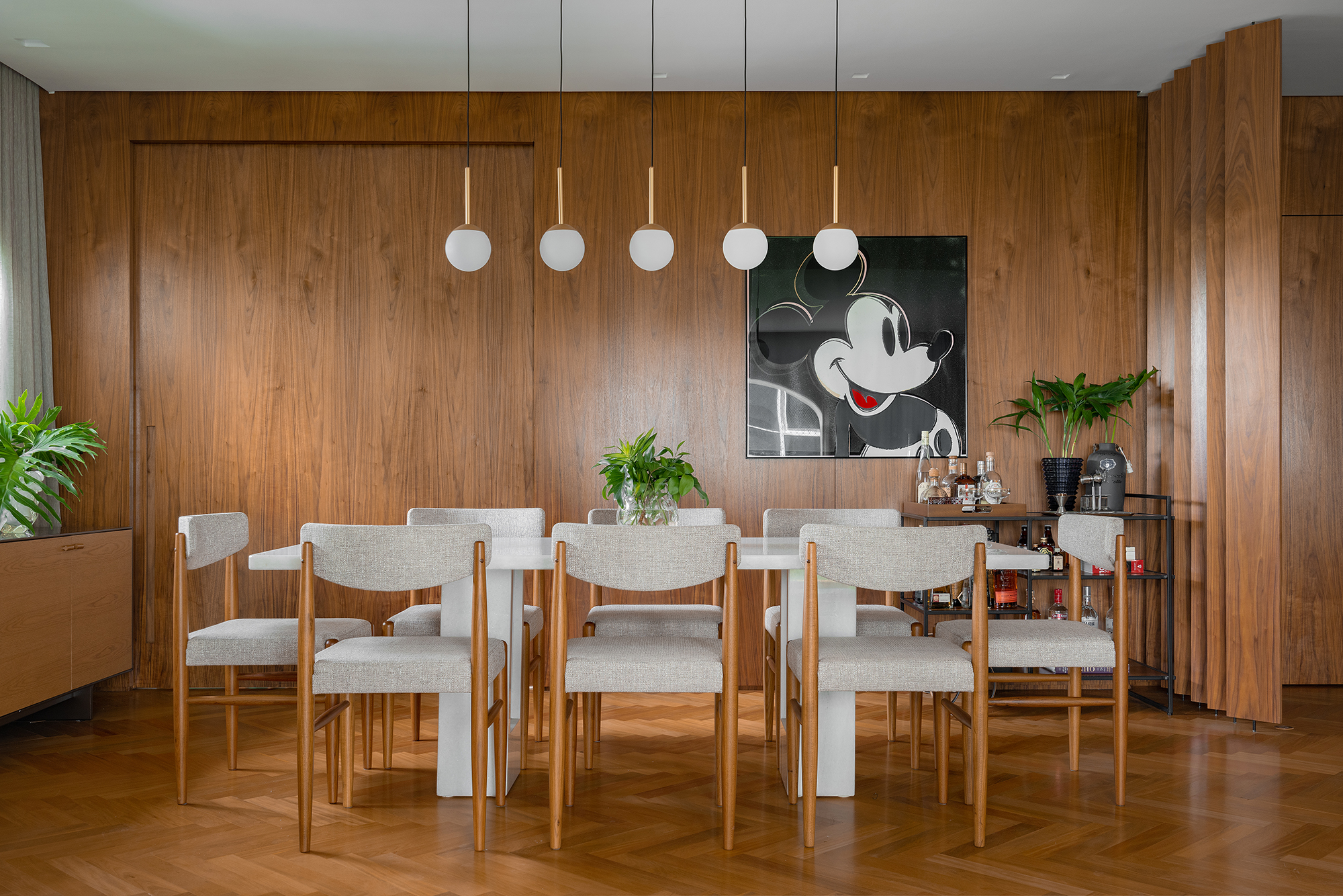 Cozinha verde, lavabo estampado e escorregador dão personalidade a apê. Projeto de Estúdio Pluri. Na foto, sala de jantar com quadro, pendentes e bar.