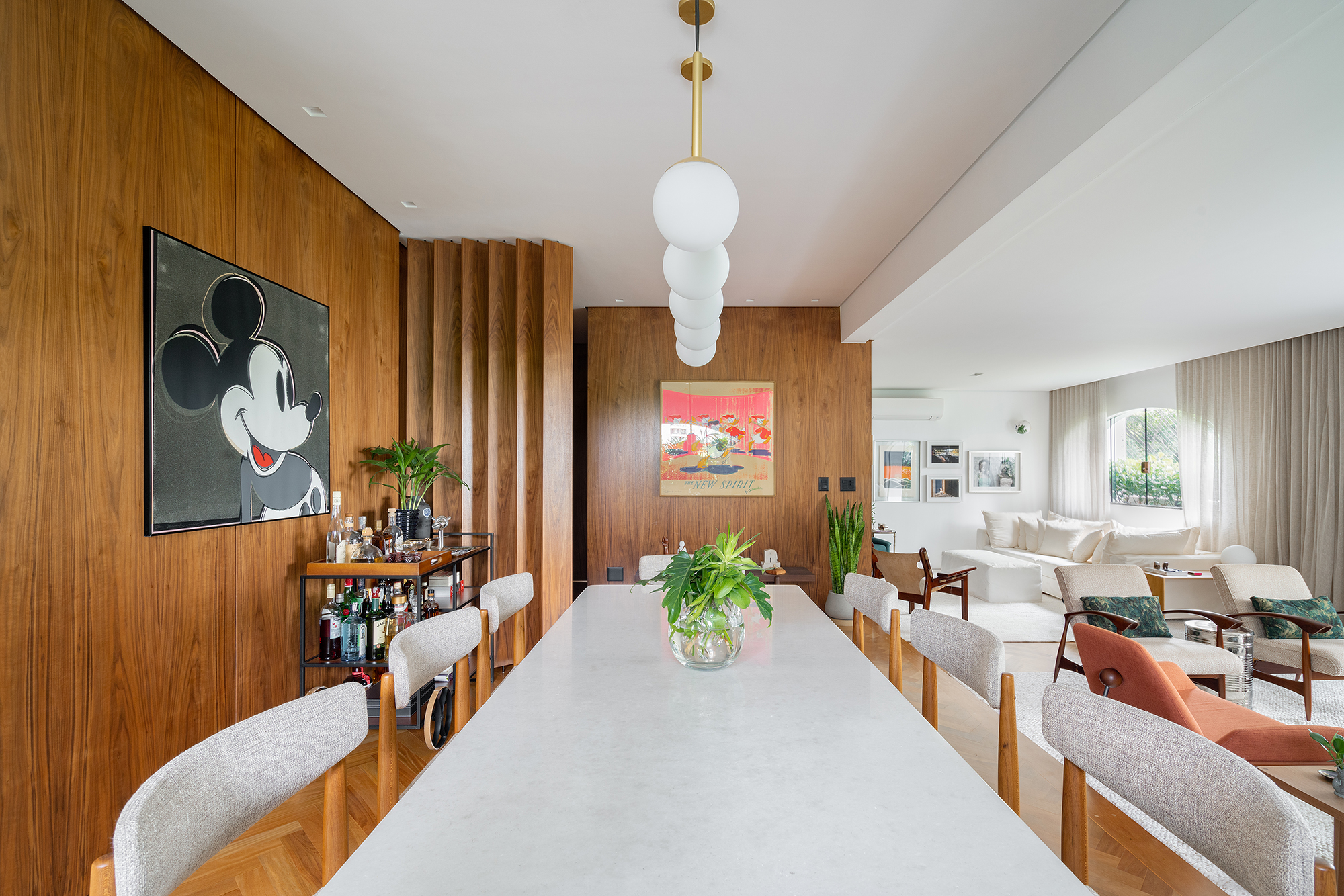 Cozinha verde, lavabo estampado e escorregador dão personalidade a apê. Projeto de Estúdio Pluri. Na foto, sala de jantar, brise, quadro, bar e estar integrado.