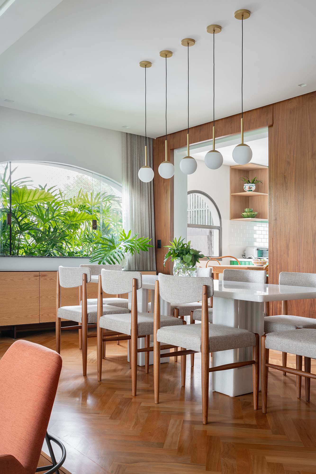 Cozinha verde, lavabo estampado e escorregador dão personalidade a apê. Projeto de Estúdio Pluri. Na foto, sala de jantar separada da cozinha por porta de correr.