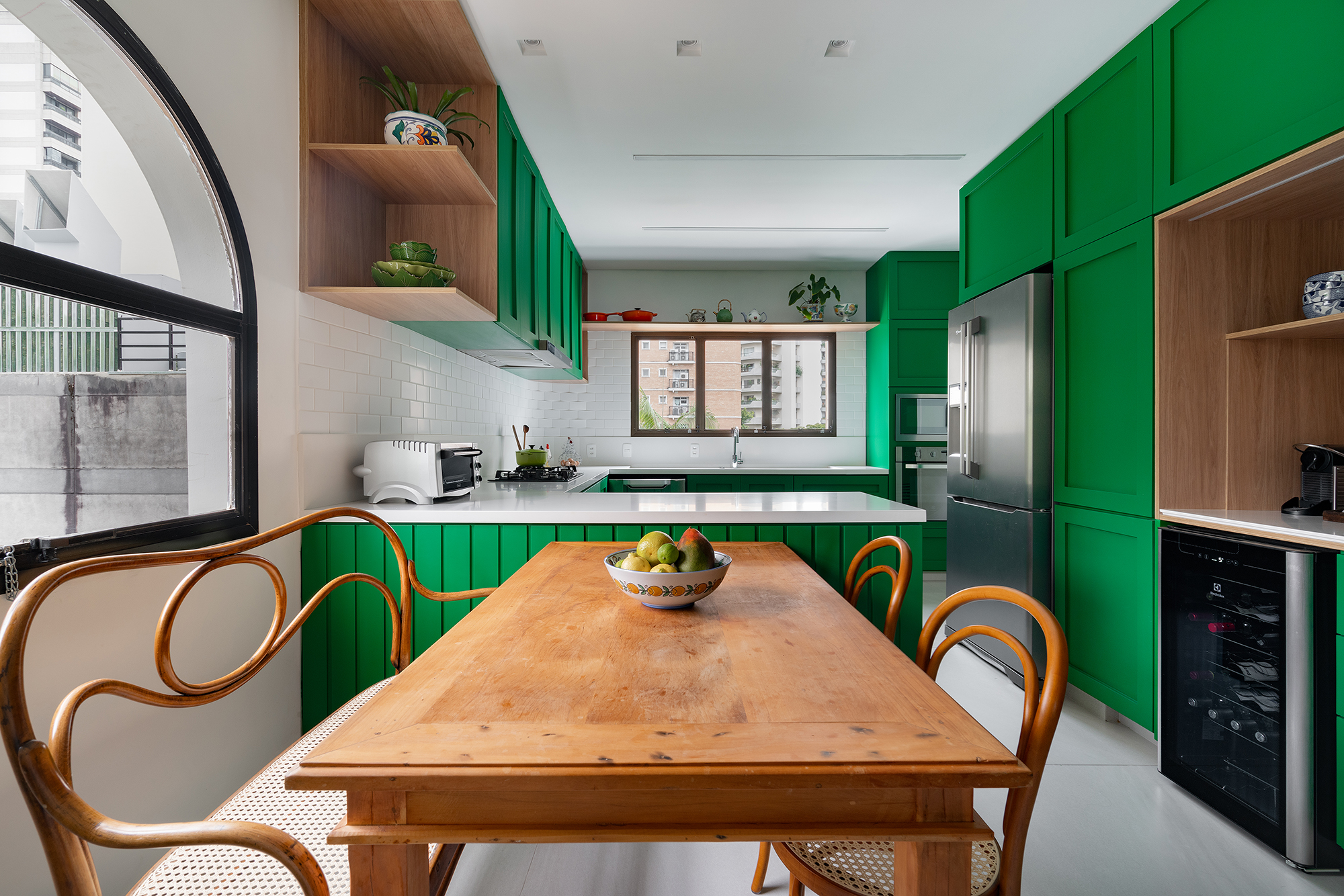 Cozinha verde, lavabo estampado e escorregador dão personalidade a apê. Projeto de Estúdio Pluri. Na foto, cozinha verde com copa e canto do café.