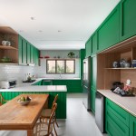 Cozinha verde, lavabo estampado e escorregador dão personalidade a apê