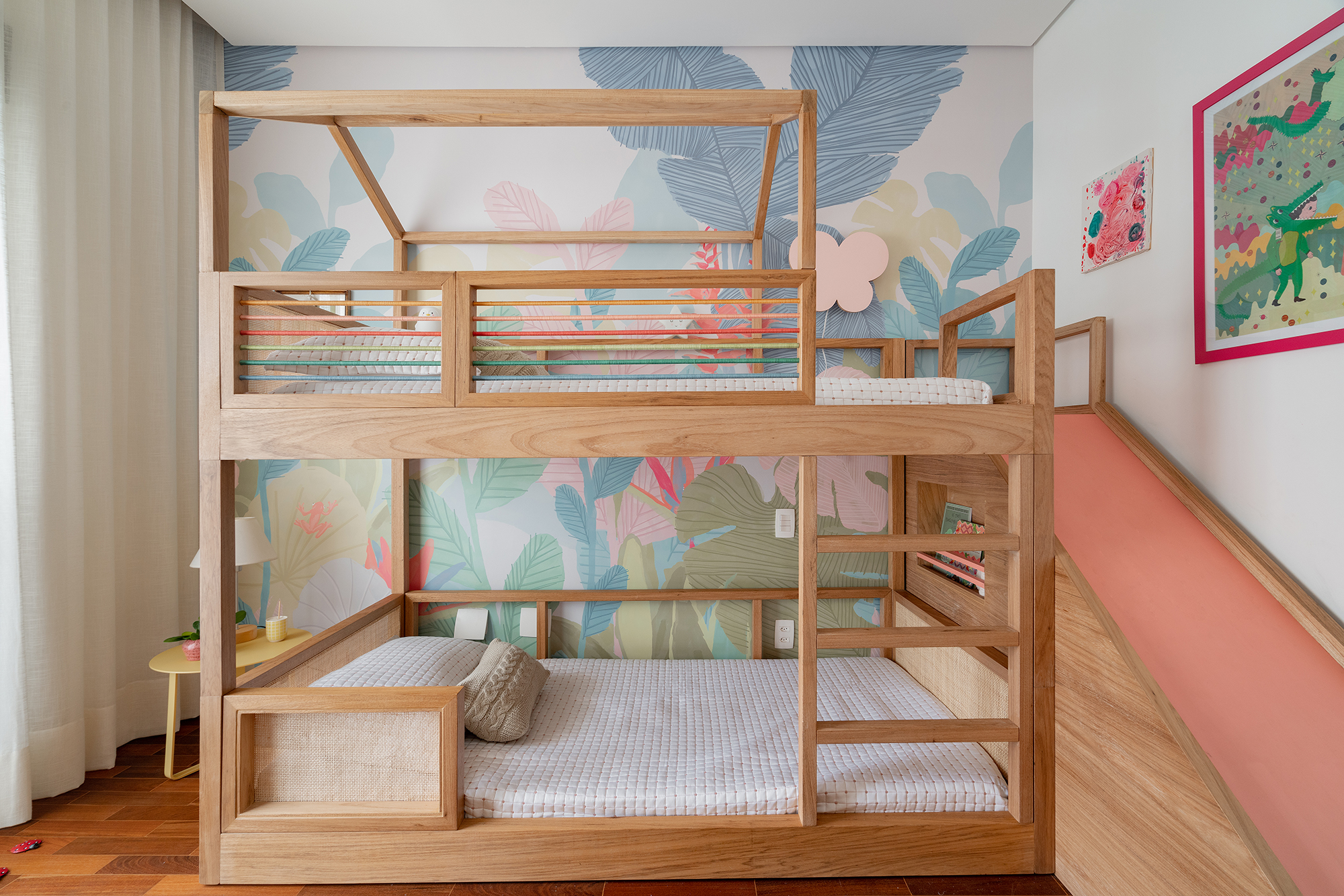 Cozinha verde, lavabo estampado e escorregador dão personalidade a apê. Projeto de Estúdio Pluri. Na foto, quarto infantil com beliche.