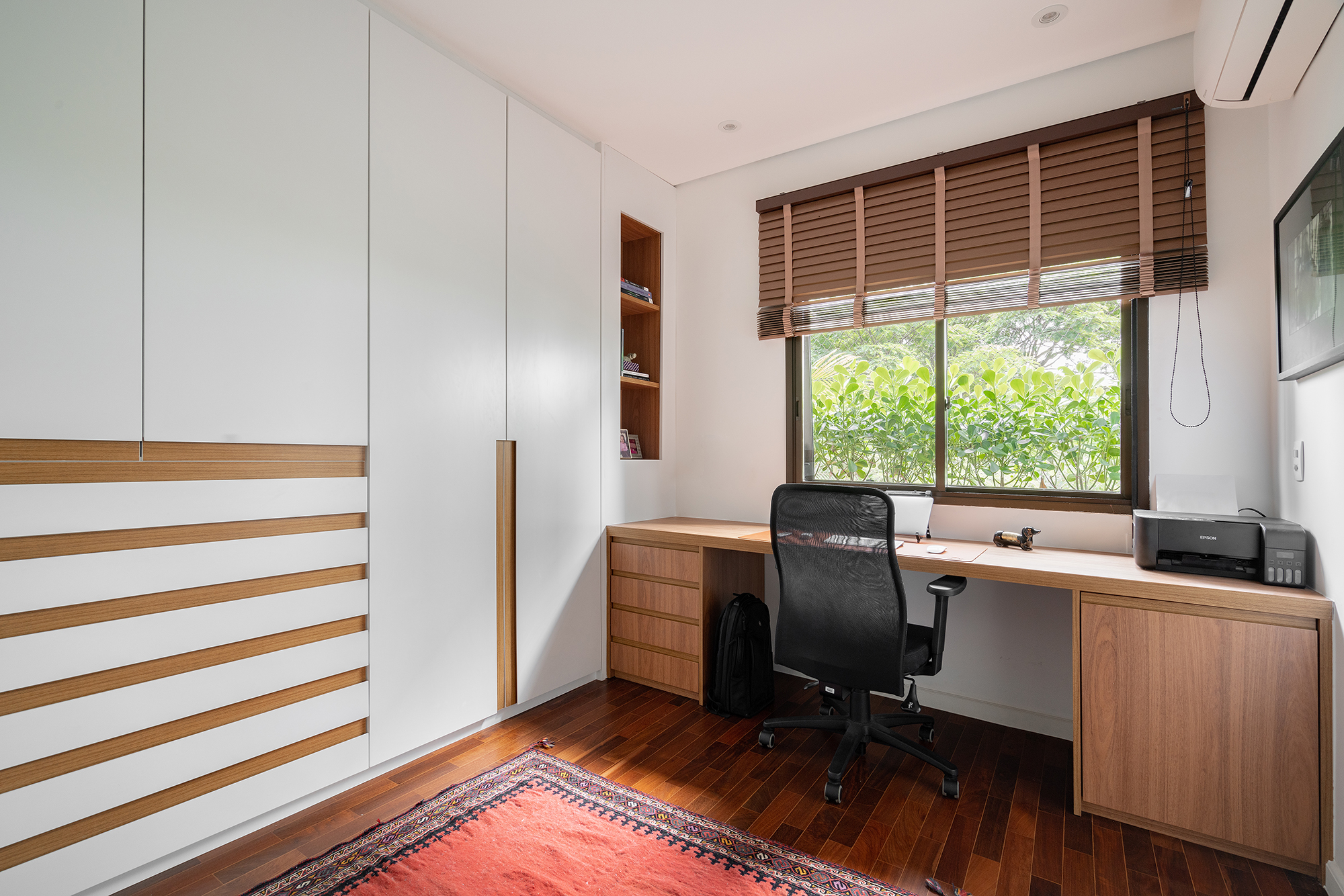 Cozinha verde, lavabo estampado e escorregador dão personalidade a apê. Projeto de Estúdio Pluri. Na foto, closet com home office.