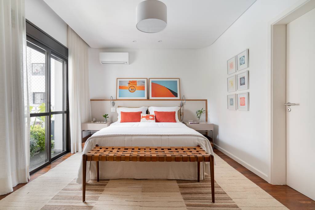 Cozinha verde, lavabo estampado e escorregador dão personalidade a apê. Projeto de Estúdio Pluri. Na foto, quarto de casal com cabeceira estofada e quadros.