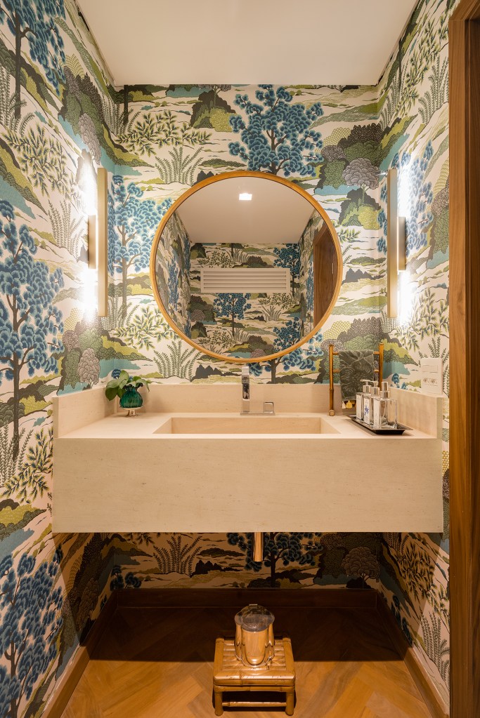 Cozinha verde, lavabo estampado e escorregador dão personalidade a apê. Projeto de Estúdio Pluri. Na foto, lavabo com papel de parede.
