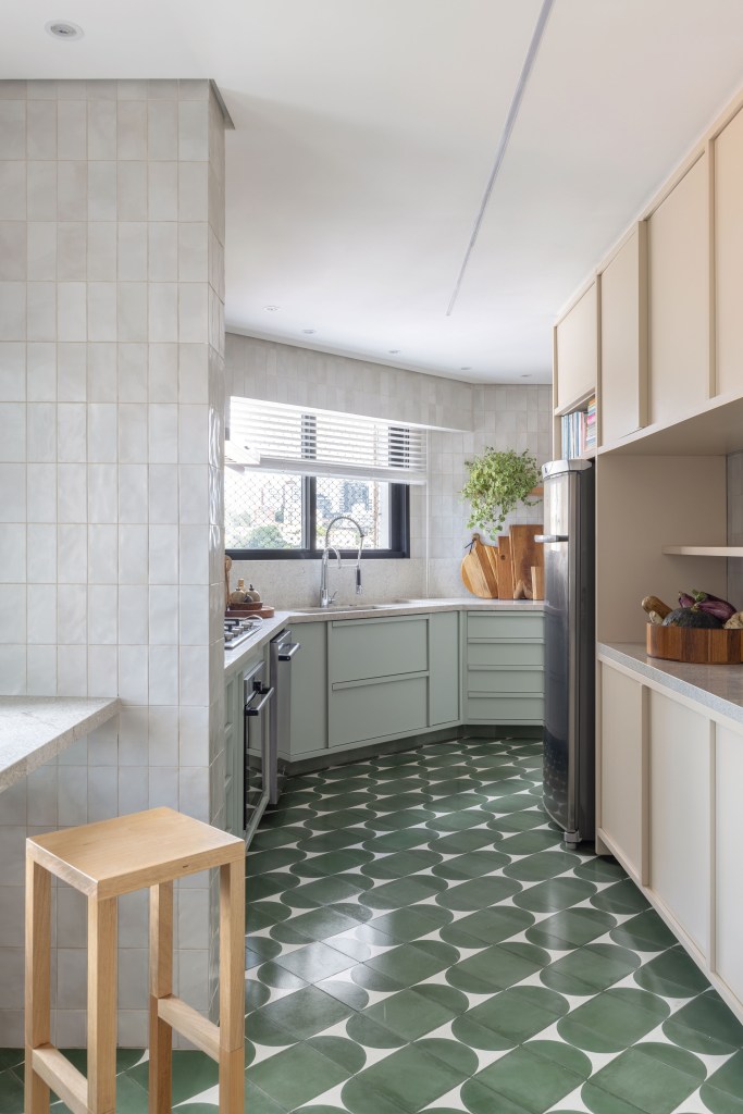 Design e cozinha com piso de ladrilho verde são destaque em apê. Projeto de TODOS Arquitetura. Na foto, cozinha com piso de ladrilho verde.