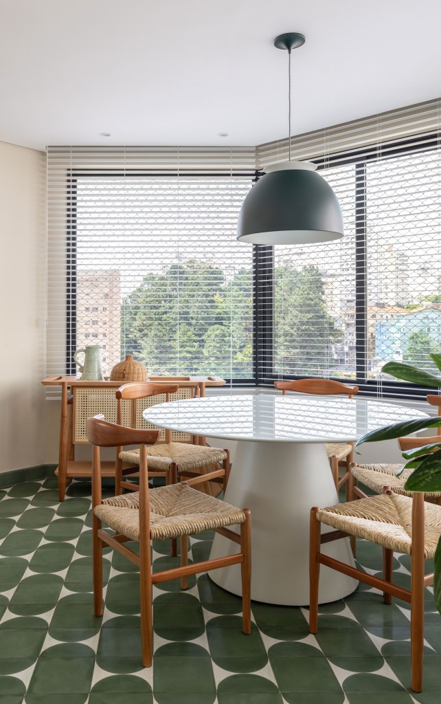 Design e cozinha com piso de ladrilho verde são destaque em apê. Projeto de TODOS Arquitetura. Na foto, copa de cozinha, piso de ladrilho verde, mesa redonda pequena.