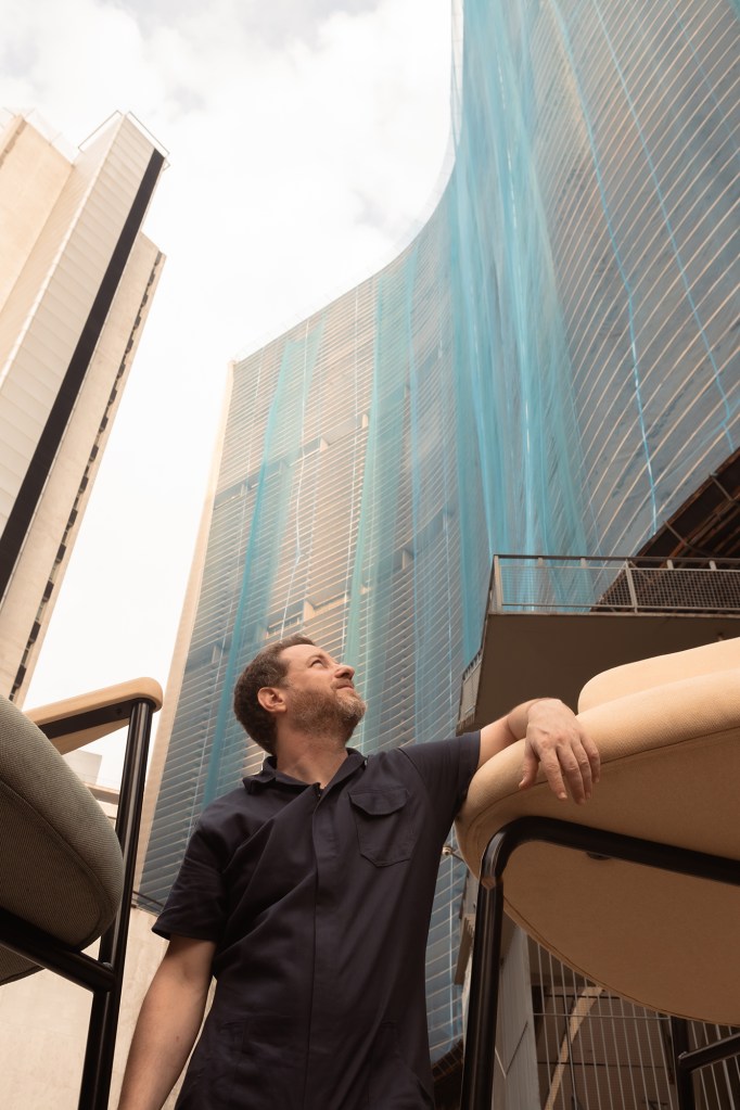 DW 2024: intervenção urbana espalha móveis gigantes por São Paulo