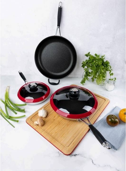 Sua frigideira antiaderente gruda? 6 cuidados para ter com as panelas. Na foto, frigideiras Royal Prestige.