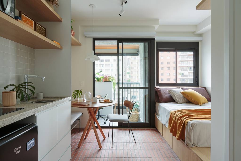 Piso de terracota e plantas criam frescor em apê de apenas 20 m²