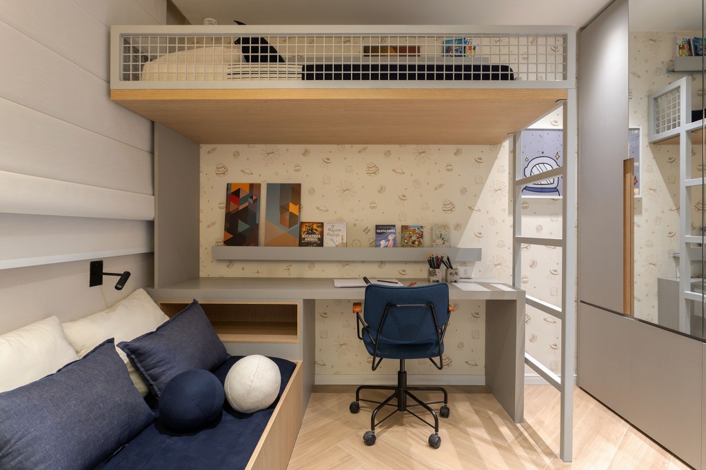 Porta do armário serve de tela para vídeos neste apê de 67 m². Projeto Cité Arquitetura. Na foto, quarto de criança com beliche e papel de parede.