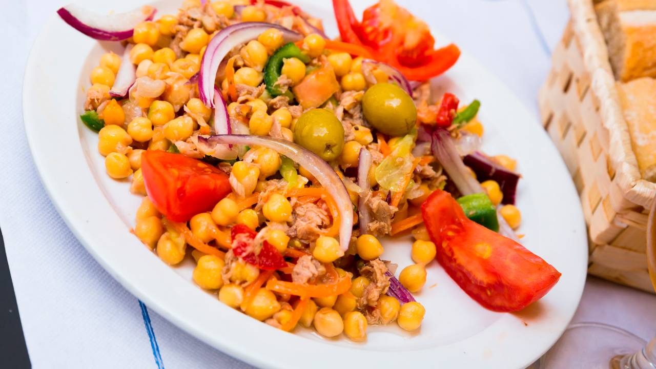 salada de grão-de-bico com bacalhau